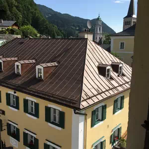 Panoramablick auf das Hirschenhaus und Berge
