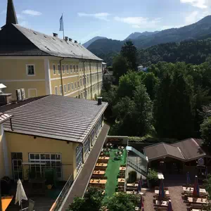 Eingang und Architektur des Hirschenhauses